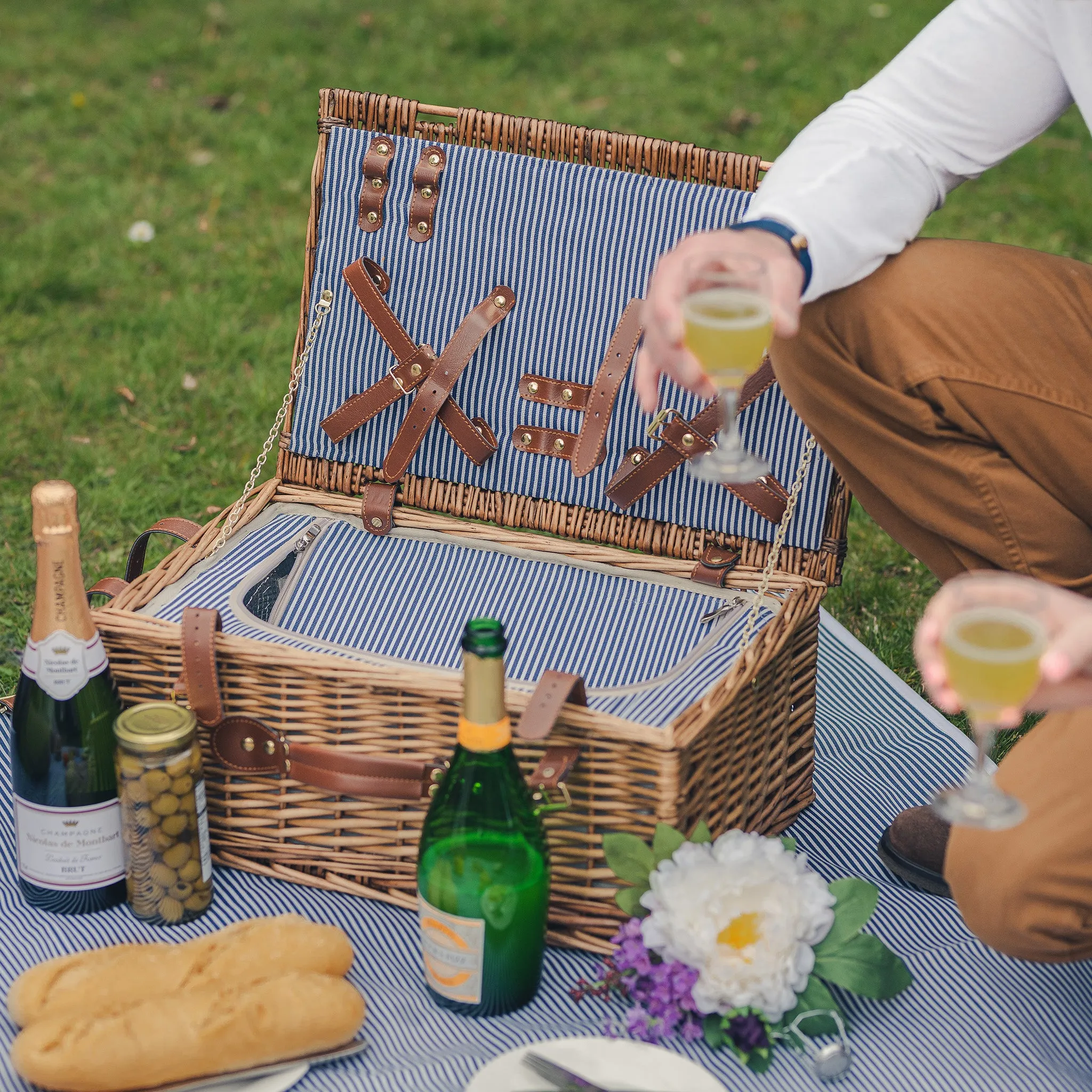 Abbotsbury Willow Picnic Basket Hamper with Picnic Blanket