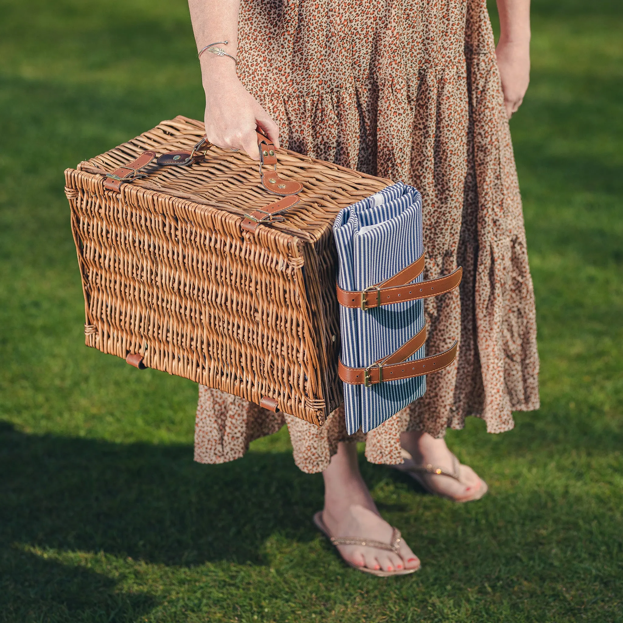 Abbotsbury Willow Picnic Basket Hamper with Picnic Blanket