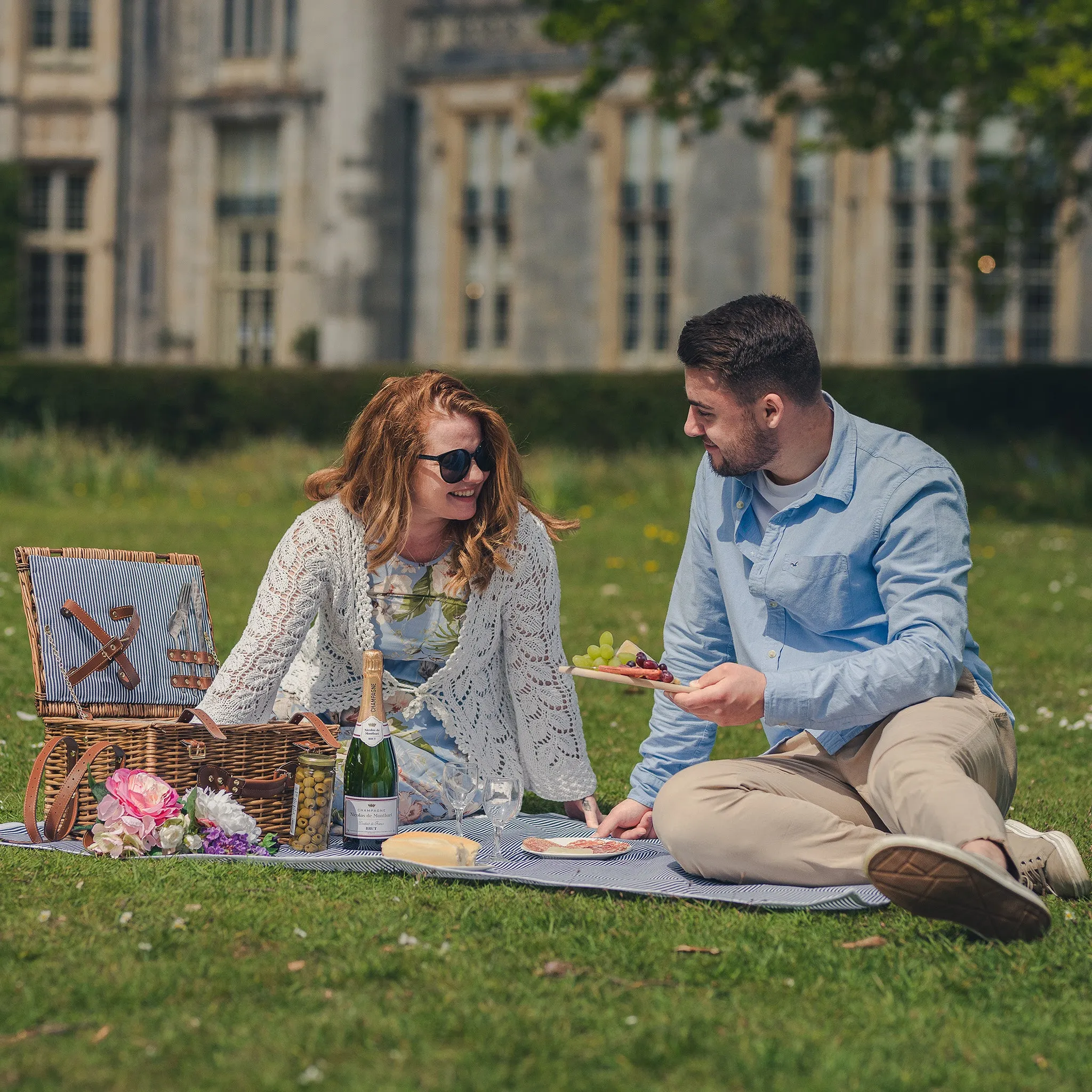 Abbotsbury Willow Picnic Basket Hamper with Picnic Blanket