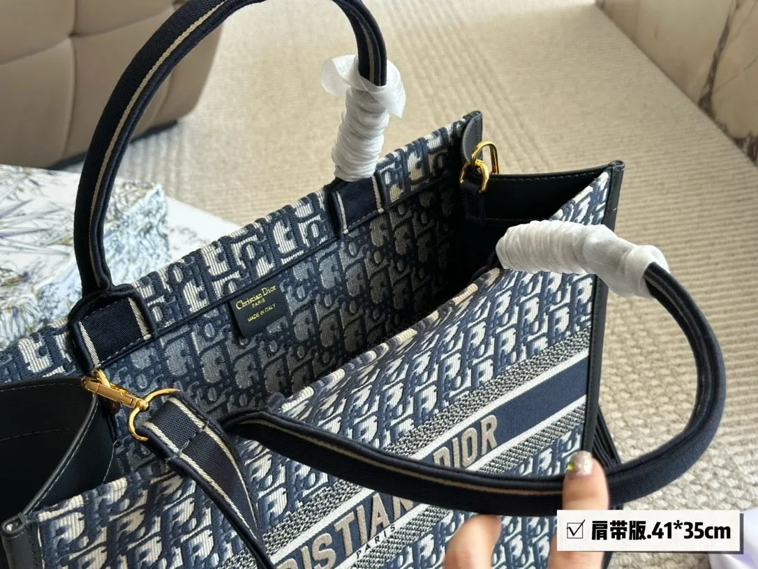 DR369 Medium/Large Dior Book Tote