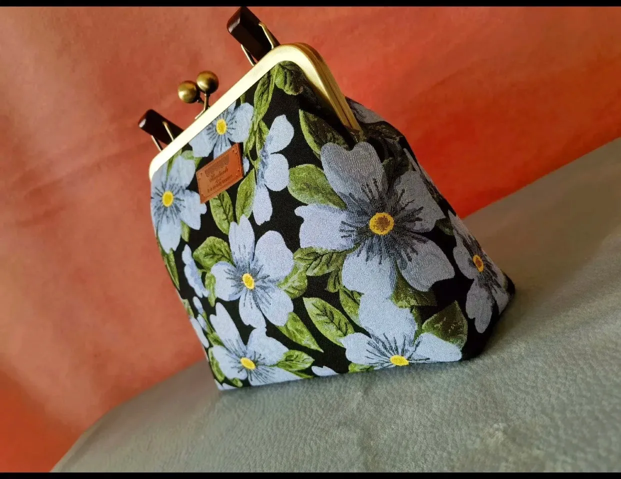 TEEK - Vinatge Style Embroidery Floral Bag